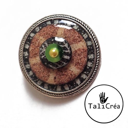 Broche argentée ronds superposés en sable jaune rouge noir et blanc