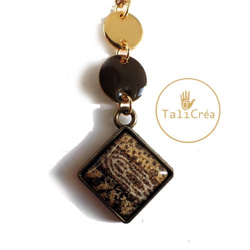 Collier doré carré de motifs en sables marron jaune