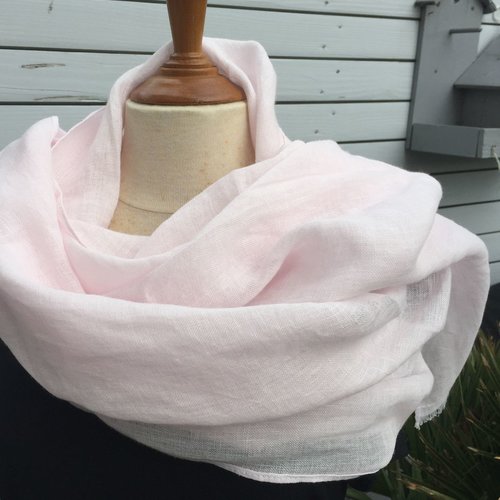 Réservé chantal, long foulard  étamine de lin rose très pâle - voile de lin - 100 % lin