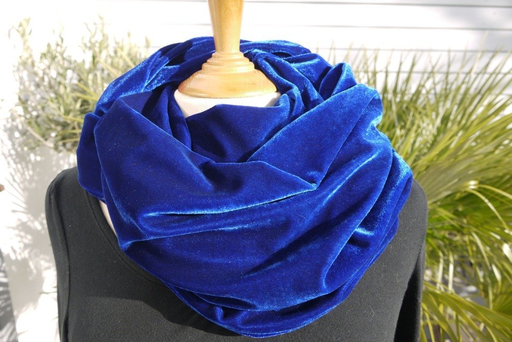 Tour du cou double ou snood foulard circulaire en velours bleu