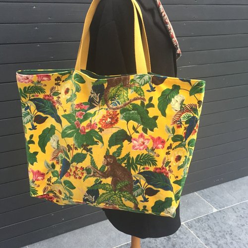 Maxi tote bag, sac shopping, velours de coton souple, motif jungle avec singe, anses sangles rouge foncé, porté main ou épaule