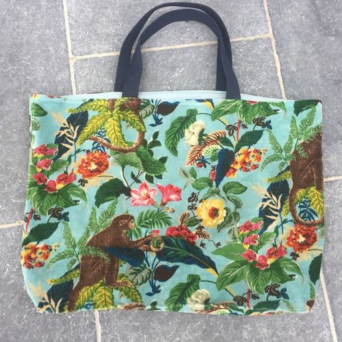 Maxi tote bag, sac shopping, velours de coton bleu céladon, souple, motif jungle avec singe, anses sangles, porté main ou épaule