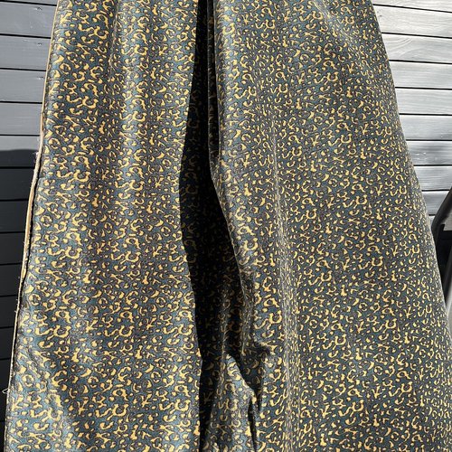 Sofa cover, bout de lit, édredon, plaid, courtepointe ou jeté de canapé, velours de coton lisse motifs panthère vert foncé et moutarde