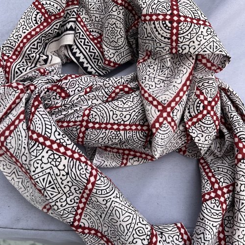 Grand bandana, grand foulard carré, coton block print, rouge foncé, blanc beige et noir, motifs géométriques