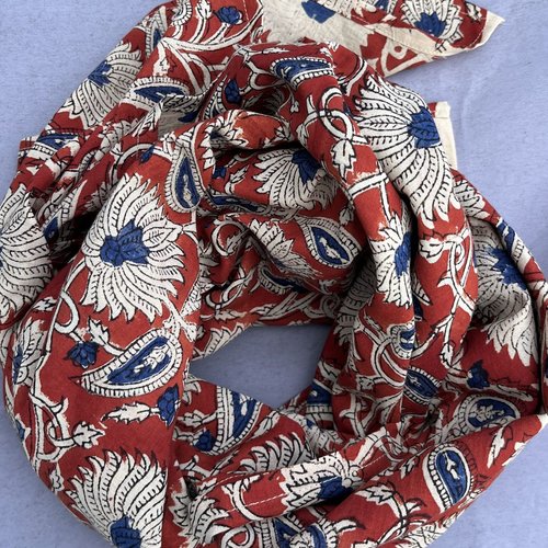 Grand bandana, grand foulard carré, coton block print, rouge foncé, blanc beige et bleu marine, motifs de grosses fleurs