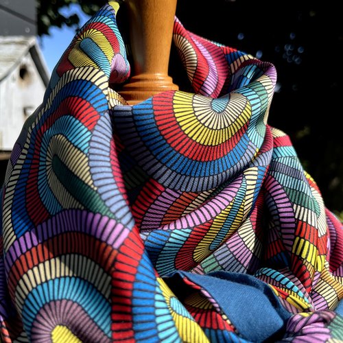 Grand foulard carré bi-face, imprimé très soyeux multicolore et voile de coton rouge