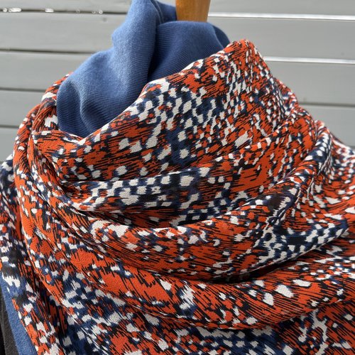 Long foulard, motif style panthère,  2 faces : soie imprimée et bleu viscose
