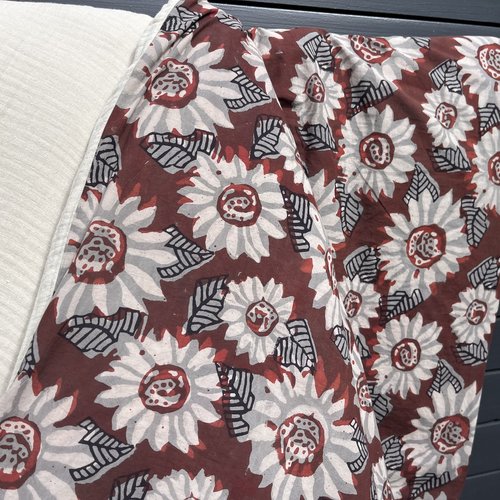 Bout de lit, jeté de canapé block print rouge bordeaux et fleurs  et double gaze, plaid ou mini édredon, décoration bohème