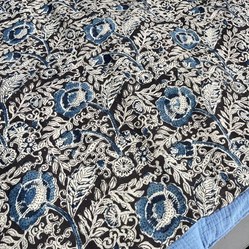 Bout de lit,sofa cover block print rouge bleu et noir réversibledouble gaze, plaid ou mini édredon, décoration bohème