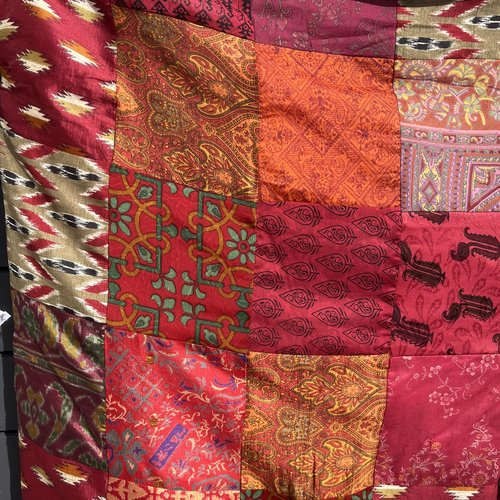 Bout de lit, sofa cover, jeté de canapé, courtpointe en patchwork de soie colorée, réversible rouge à pois, modèle unique