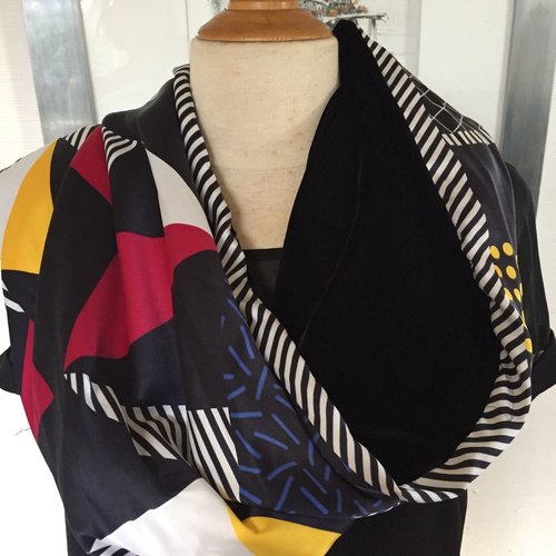 Tour du cou, snood, foulard circulaire, 2 faces : velours de soie noir, tissu à dessins géométriques