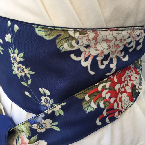 Obi style japon, tissu style japonais, ceinture obi  kimono, fond bleu marine et fleurs blanc rouge rose, 2e face bleu moiré