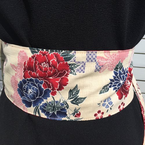 Ceinture obi japon, tissu japonais, fond blanc cassé fleurs bleu & rouge foncé, ceinture kimono, réversible soie sauvage rouge foncé