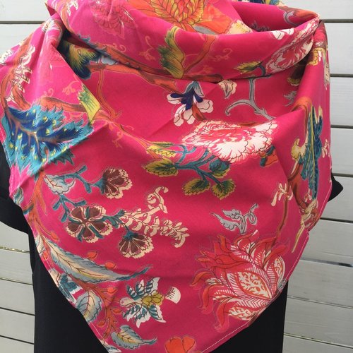 Grand carré, grand foulard, en voile de coton - rose indien et fleurs multicolores- 112 x 112 cm