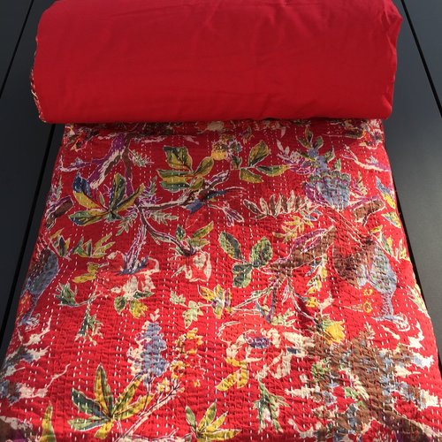 Sofa cover, bout de lit, édredon ou plaid pour canapé, fond rouge motifs oiseaux de paradis, jungle surbrodé main, réversible rouge