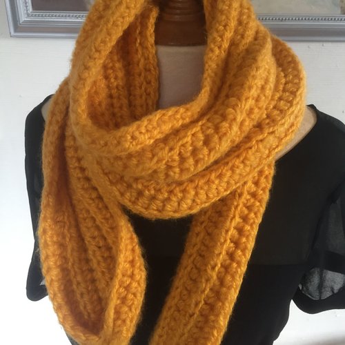 Long foulard, tricoté main, jaune moutarde, modèle unique