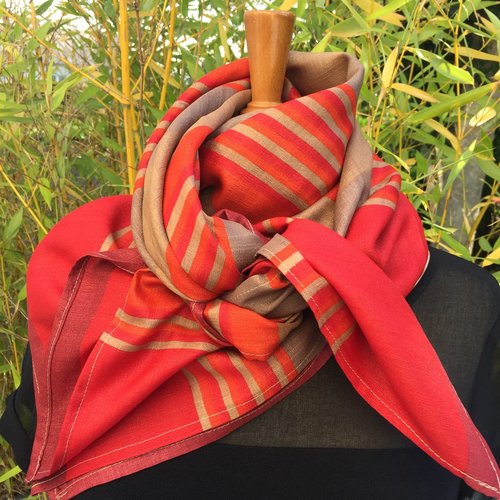 Grand foulard carré, rayures bronze rouge.. matière soyeuse