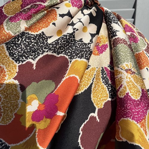 Très grand carré foulard xxl, matière soyeuse, imprimé grosses fleurs multicolores