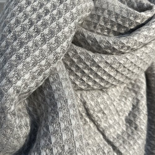Grand foulard carré double cachemire, gris et blanc, luxe et douceur, idéal cadeau de noël