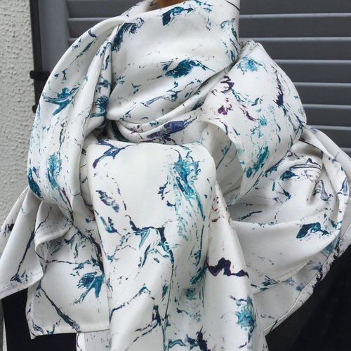 Maxi foulard carré, châle, grand foulard, fond blanc motifs très légers bleu marine et bleu pétrole