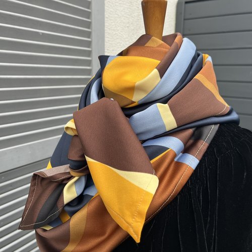 Très grand foulard carré, motifs vintage 80's, jaune gris marron