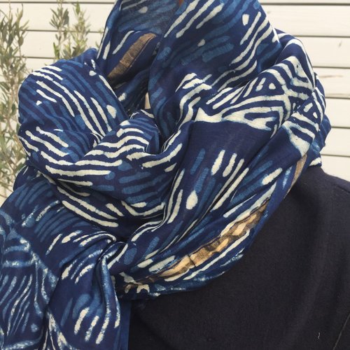 Foulard soie et coton, long foulard bleu marine et blan, impressions block print, au tampon, tissé avec des fils dorés de chaque côté