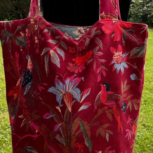 Sac cabas, sac en velours fond rose framboise d'un côté, réversible cotonnade fond bleu à fleurs et feuilles, 2 sacs en 1