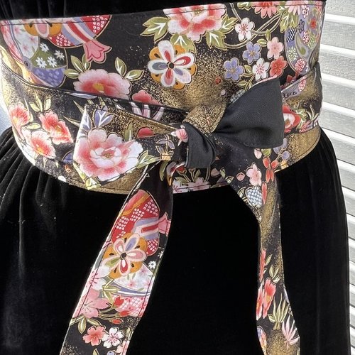 Ceinture tissu japonais, ceinture obi réversible, tissu japonais fleuri stylisées, surmonté  de doré, fond noir, réversible noir