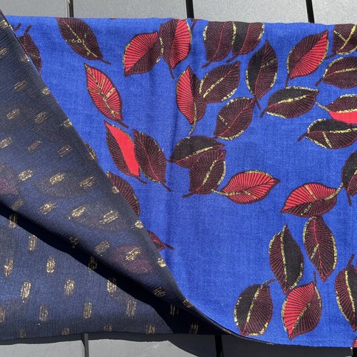 Long foulard double face, cotonnade bleu et feuilles rouge foncé surlignées de doré,