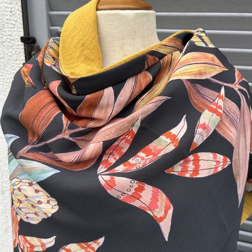Grand foulard triangle, 2 faces différentes, motifs feuilles et gaze de coton