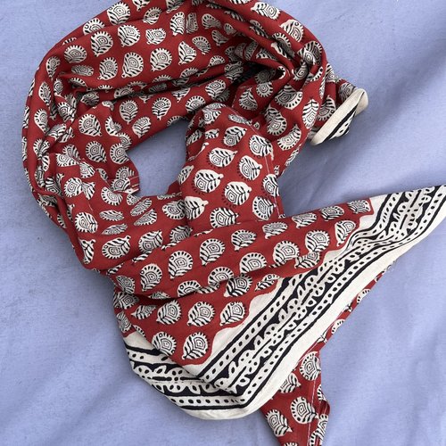 Grand bandana, grand foulard carré, coton block print, rouge foncé, blanc beige et noir
