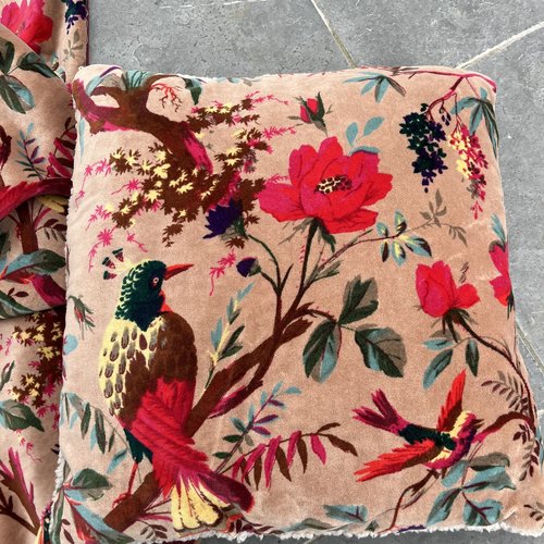 Coussin complet : housse + intérieur, velours lisse jungle et tissu style moumoute de l'autre