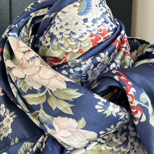 Foulard carré xxl, motifs japonisant, fond bleu, grand châle, grand bandana