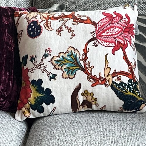 Coussin complet en velours de coton lisse, fond blanc cassé, fleurs multicolores