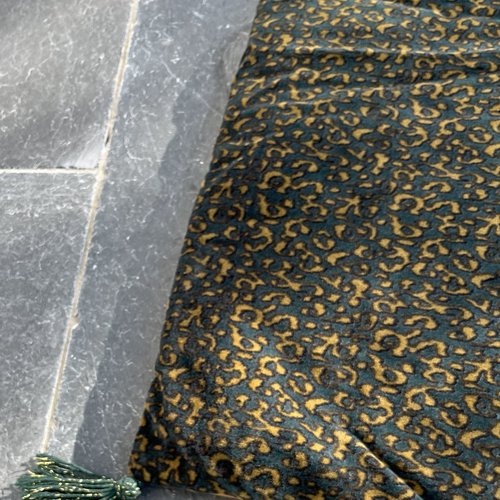 Plaid ou bout de lit, velours léopard vert et jaune réversible jaune paille, fait main, style bohème chic, rembourré