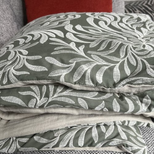 Bout de lit, courtepointe ou jeté de canapé, vert brodé blanc réversible double gaze, intérieur couette douillette