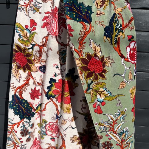 Courtepointe, sofa cover ou bout de lit double face velours, fond vert d'un côté et blanc de l'autre