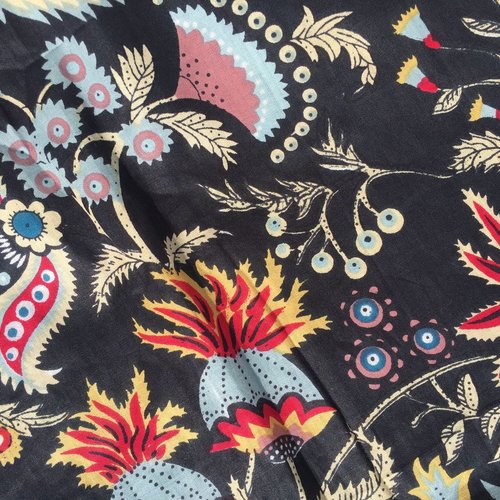 Voile de coton,  block print (imprimé manuellement au tampon) - fond noir, motifs rouge, bleu, jaune...