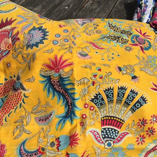 Voile de coton,  block print (imprimé manuellement au tampon) - fond jaune moutarde oranger,  motifs rouge, bleu, jaune...