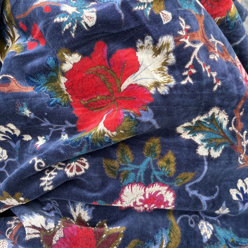 Velours de coton lisse fond bleu marine, motifs fleurs feuilles, style jungle, velours très souple, idéal déco ou habillement