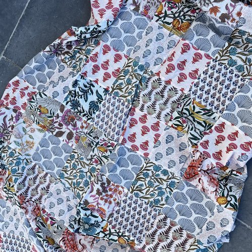 Coton indien block print en patchwork au 1/2 mètre, dominante de blanc
