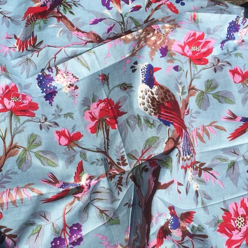 Voile de coton indien, fond bleu clair et motifs birdy multicolores, très printanier,