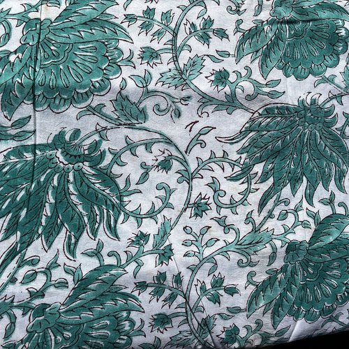 Coton léger fond vert et fleurs orange, block print, couleurs végétales, idéal vêtements d'été