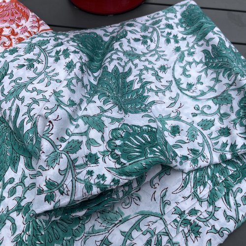 Coton léger fond vert et fleurs orange, block print, couleurs végétales, idéal vêtements d'été