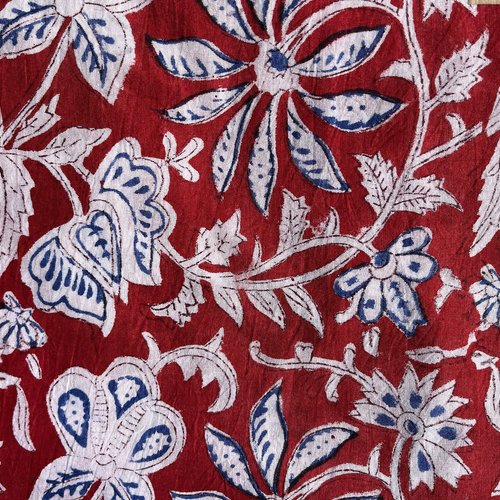 Coton léger fond rouge foncé et fleurs stylisées blanche, block print, couleurs végétales, idéal vêtements d'été