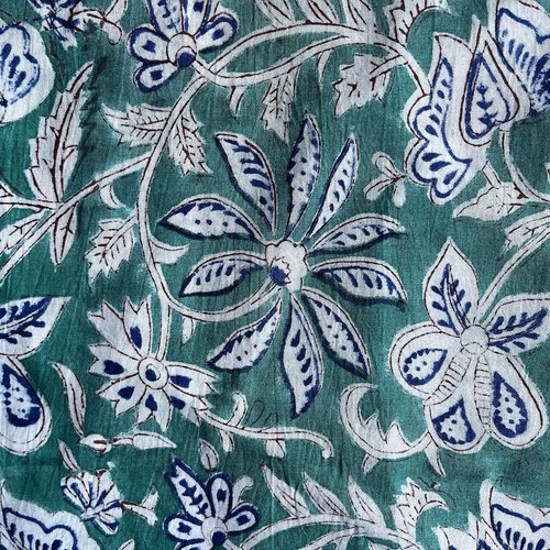 Coton léger fond rouge foncé et fleurs stylisées blanche, block print, couleurs végétales, idéal vêtements d'été