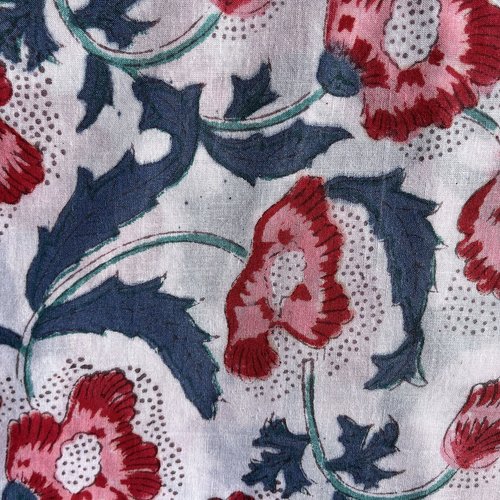 Coton léger fond rouge foncé et fleurs stylisées blanche, block print, couleurs végétales, idéal vêtements d'été