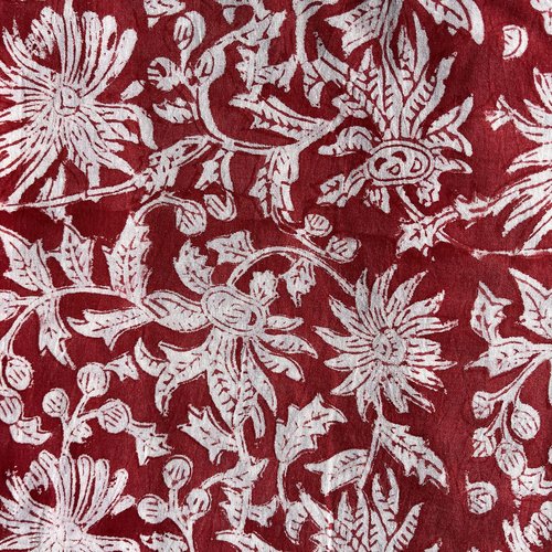 Coton léger fond rouge foncé et fleurs stylisées blanche, block print, couleurs végétales, idéal vêtements d'été