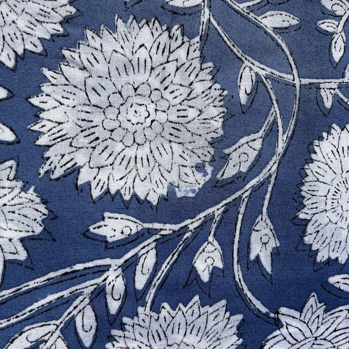 Coton léger fond bleu moyen et fleurs stylisées blanches, block print, couleurs végétales, idéal vêtements d'été