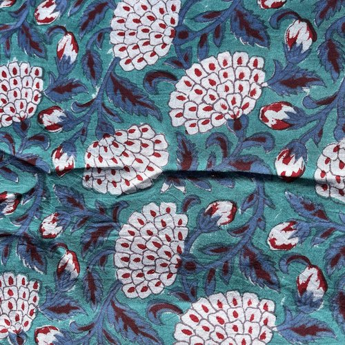 Coton léger fond vert légèrement turquoise  et fleurs stylisées , block print, couleurs végétales, idéal vêtements d'été